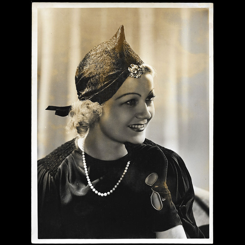 Agnès - Chapeau porté par Amy Colin, Miss Paris 1935, tirage de Georges Saad