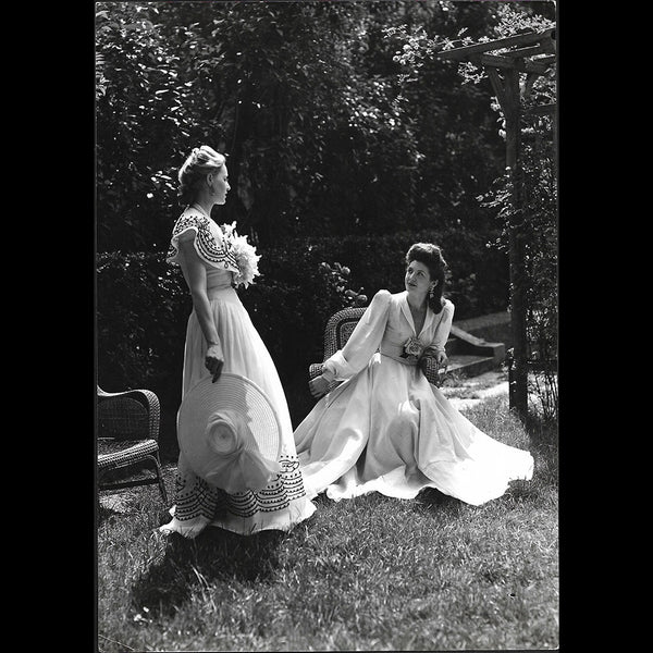 Robes de Marcel Rochas et Lucien Lelong, photographie de Laure Albin-Guillot (1942)