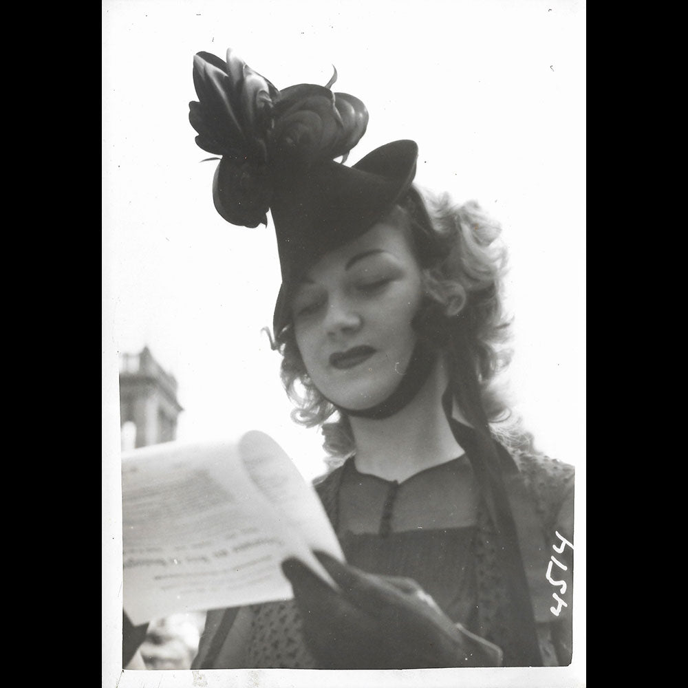 Agnès - Chapeau porté par Amy Colin, Miss Paris 1935, réunion de 2 tirages