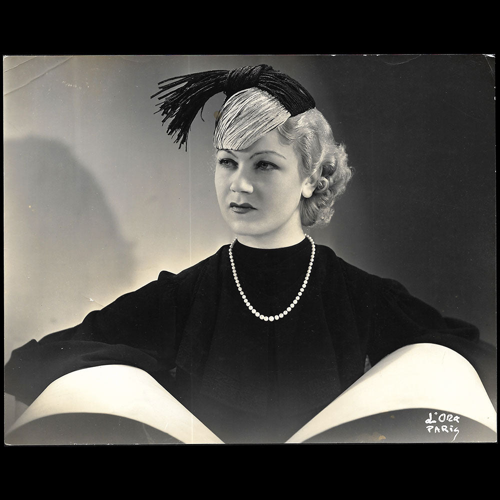 Chapeau porté par Amy Colin, Miss Paris 1935, tirage de D'Ora