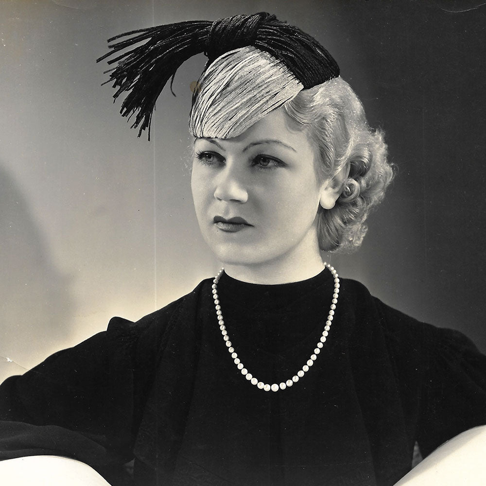 Chapeau porté par Amy Colin, Miss Paris 1935, tirage de D'Ora