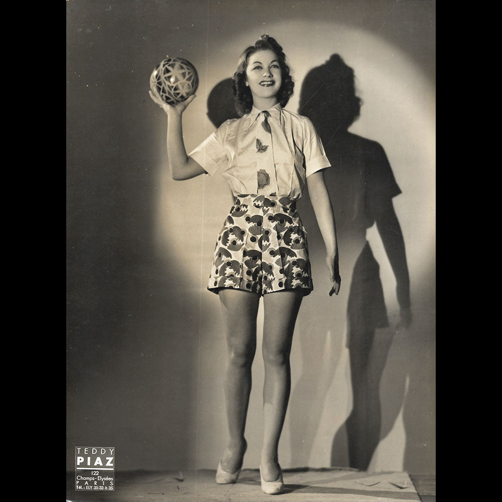 Ensemble de jour porté par Amy Colin, Miss Paris 1935, tirage de Teddy Piaz