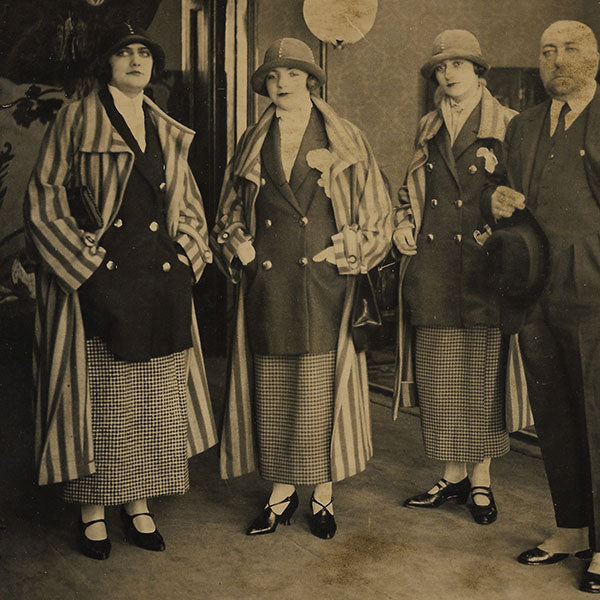 Poiret - Paul Poiret et 4 mannequins à la British Empire Exhibition de Wembley (1924)