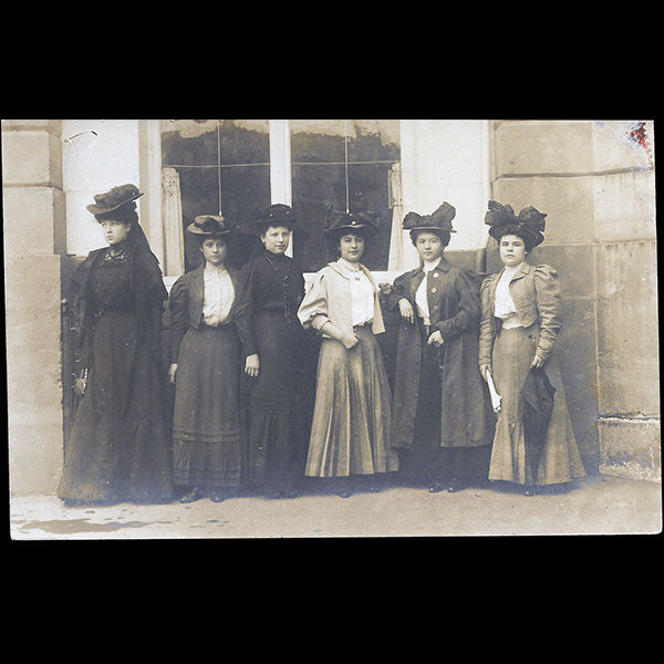 Chéruit - Employées posant place Vendôme à Paris (circa 1905)