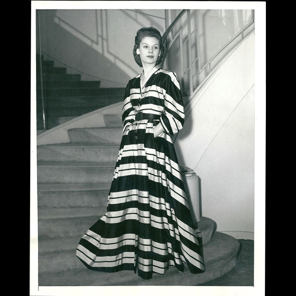 Robe de taffeta à rayures de Cristobal Balenciaga pour 1945