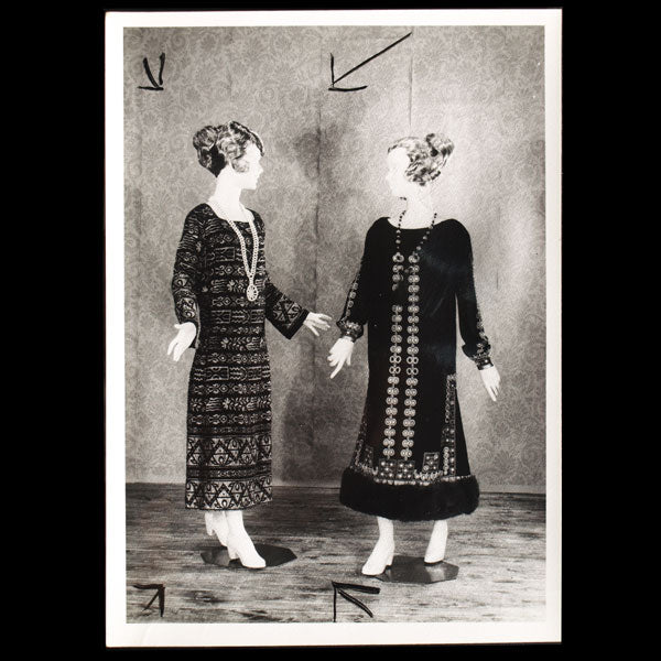 Robe d'après-midi de Chanel, Robe de crêpe de Paquin, photographie de Bulloz pour l'exposition Grands Couturiers Parisiens 1910-1939 (1965)