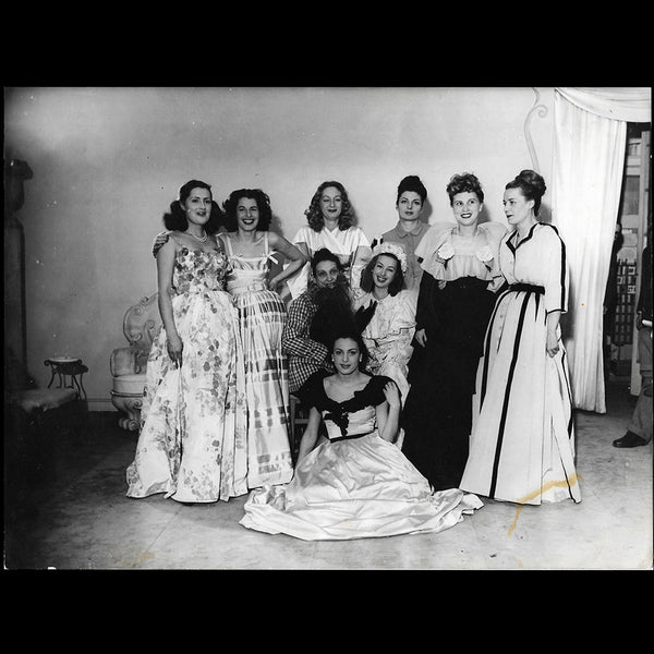 Balenciaga - Mannequins posant dans les salons de couture (1946)