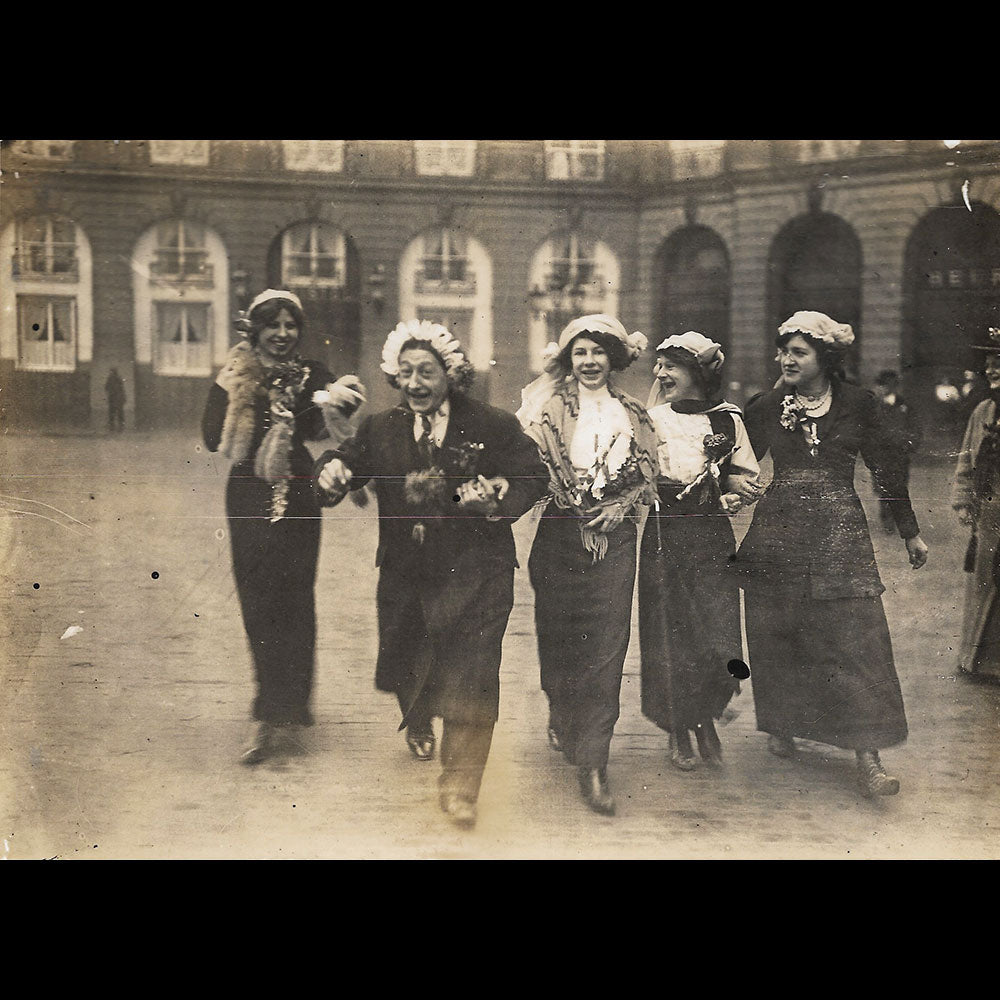 Sainte-Catherine - Catherinettes place Vendôme devant la maison Beer (circa 1910)