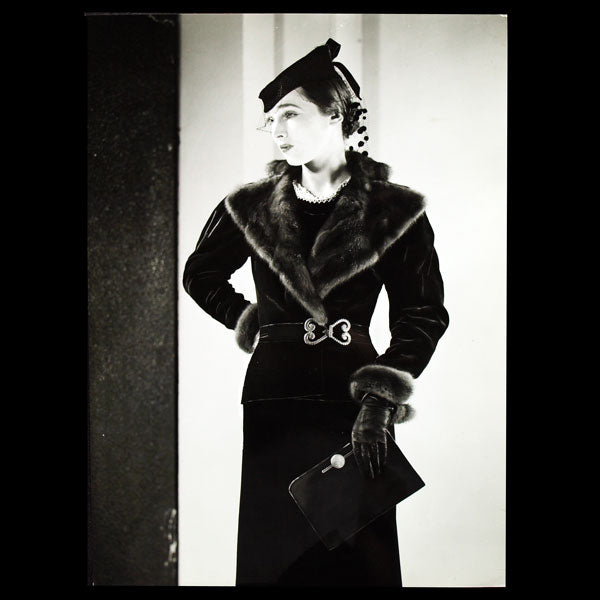 Tailleur de Lucien Lelong, photographie d'époque du studio Deutsch (circa 1935)