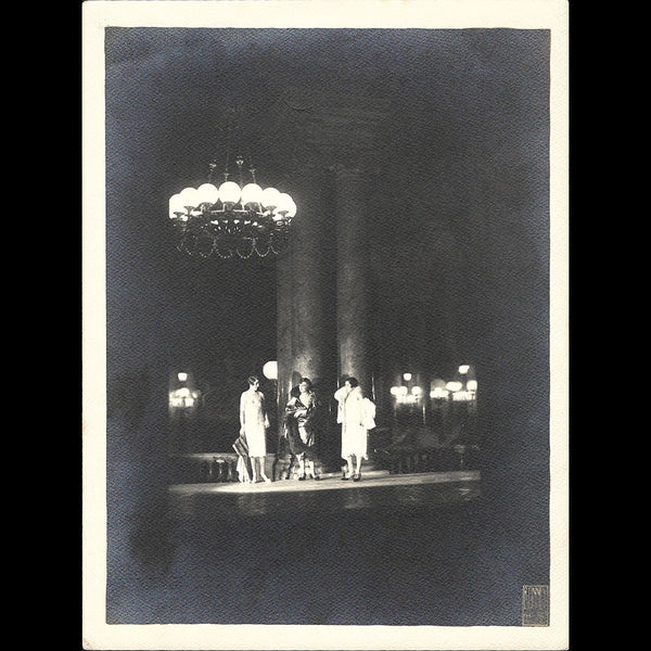 Worth - Mannequins à l'Opéra de Paris, tirage de Thérèse Bonney (1927)