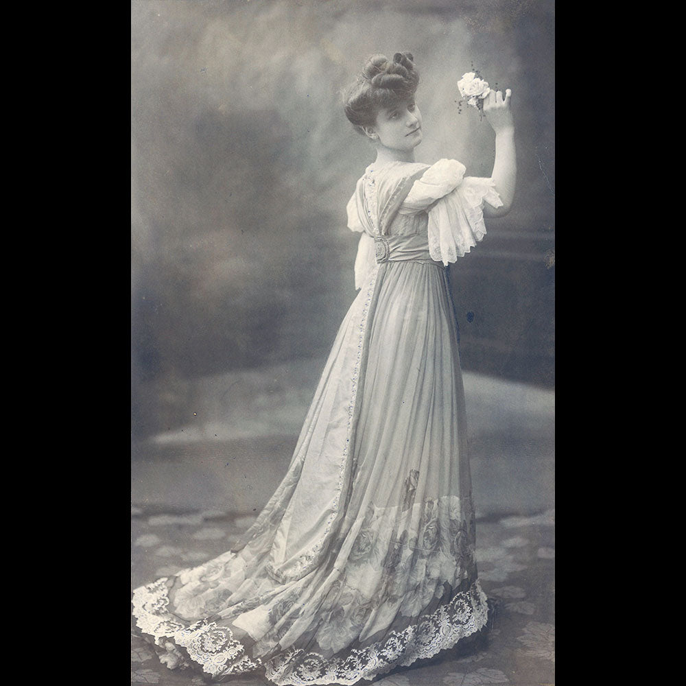 Boué Soeurs - Robe Iris, photographie de Henri Manuel (1906)