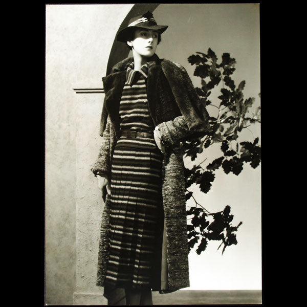 Robe de lainage à rayures de Lucien Lelong, chapeau de Louise Bourbon, photographie d'époque du studio Dorvyne (circa 1935)