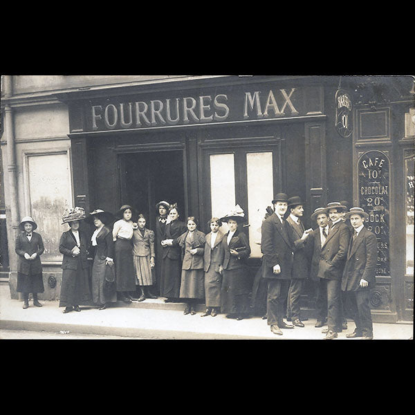 Fourrures Max - Personnel de la maison de fourrures, Place de la Bourse à Paris (circa 1910)