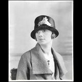 Jane Blanchot - Chapeau de satin, photographie de Thérèse Bonney (1925)