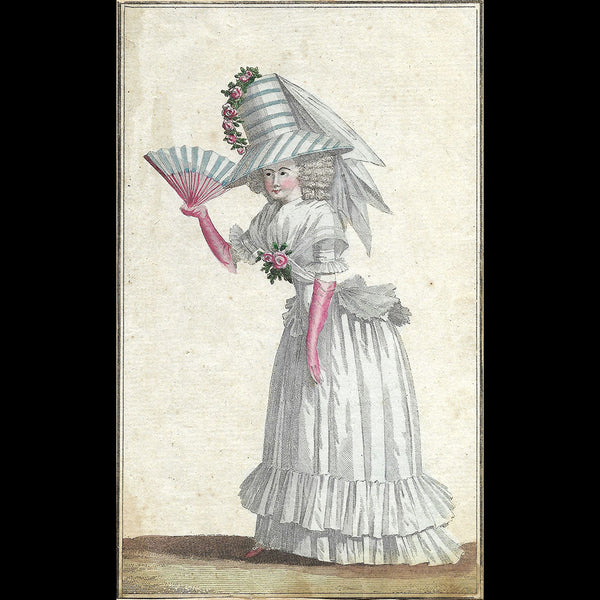 Magasin des Modes Nouvelles Françaises et Anglaises, 33ème cahier, planche 1 - Femme en pierrot de mousseline blanche et chapeau à la Théodore (1787)