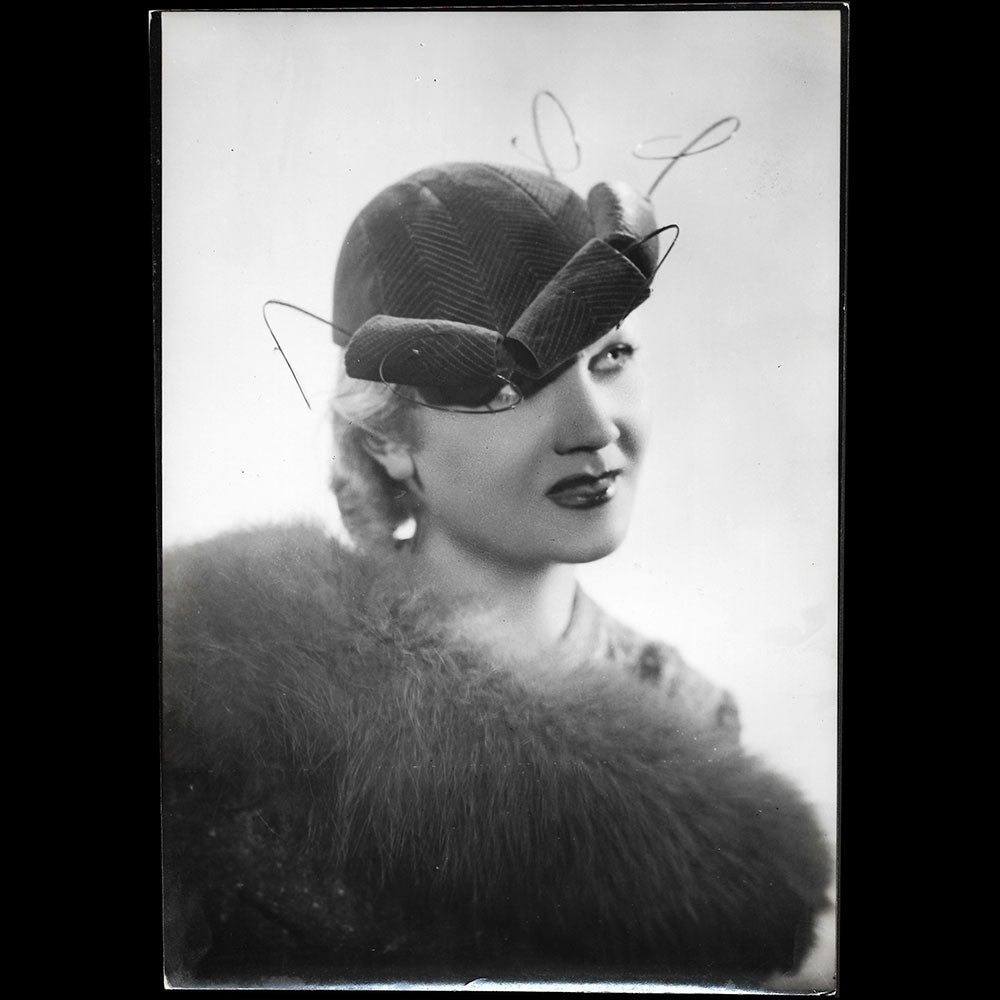 Camille Roger - Chapeau porté par Miss Paris 1935, tirage d'Isabey