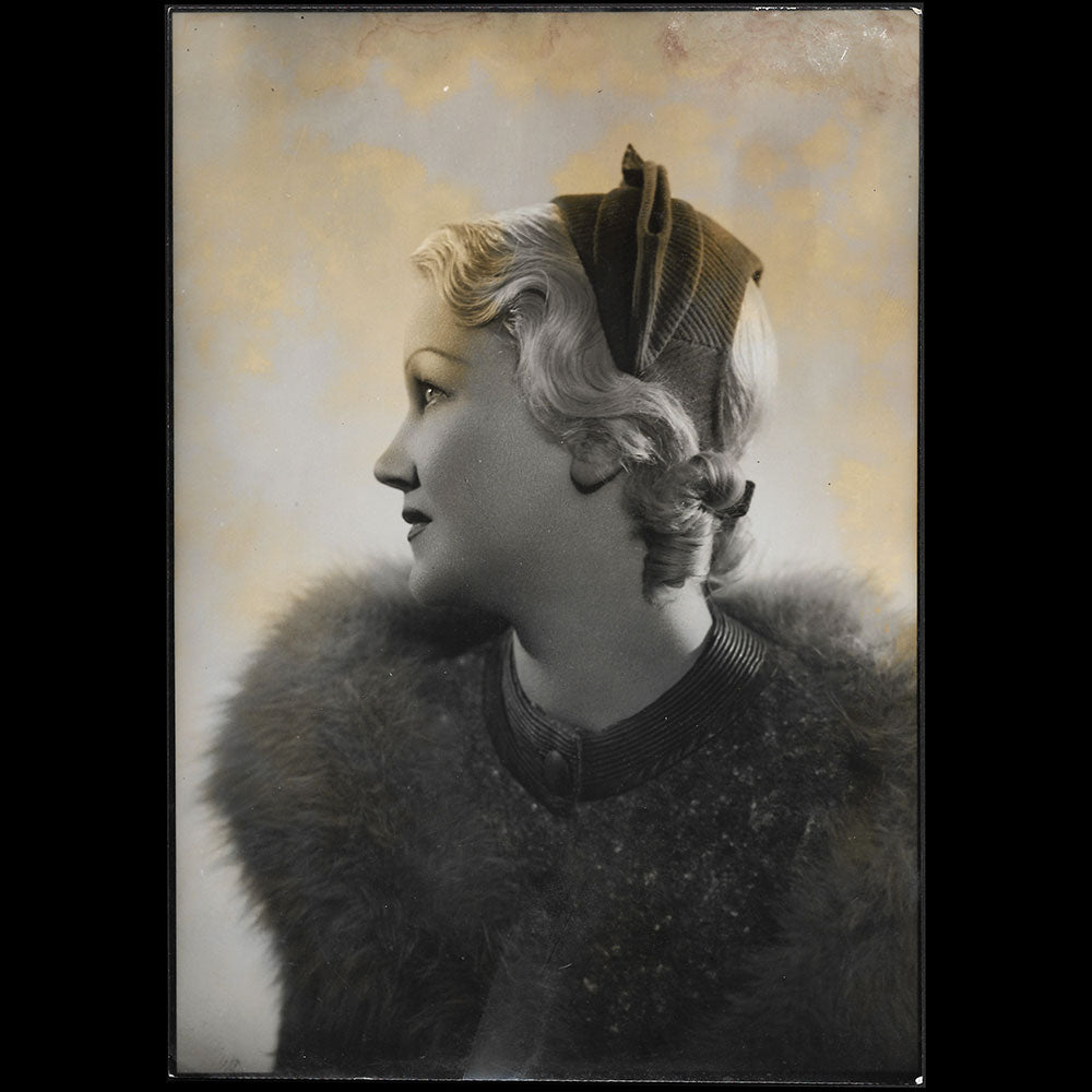 Camille Roger - Chapeau porté par Miss Paris 1935, tirage d'Isabey