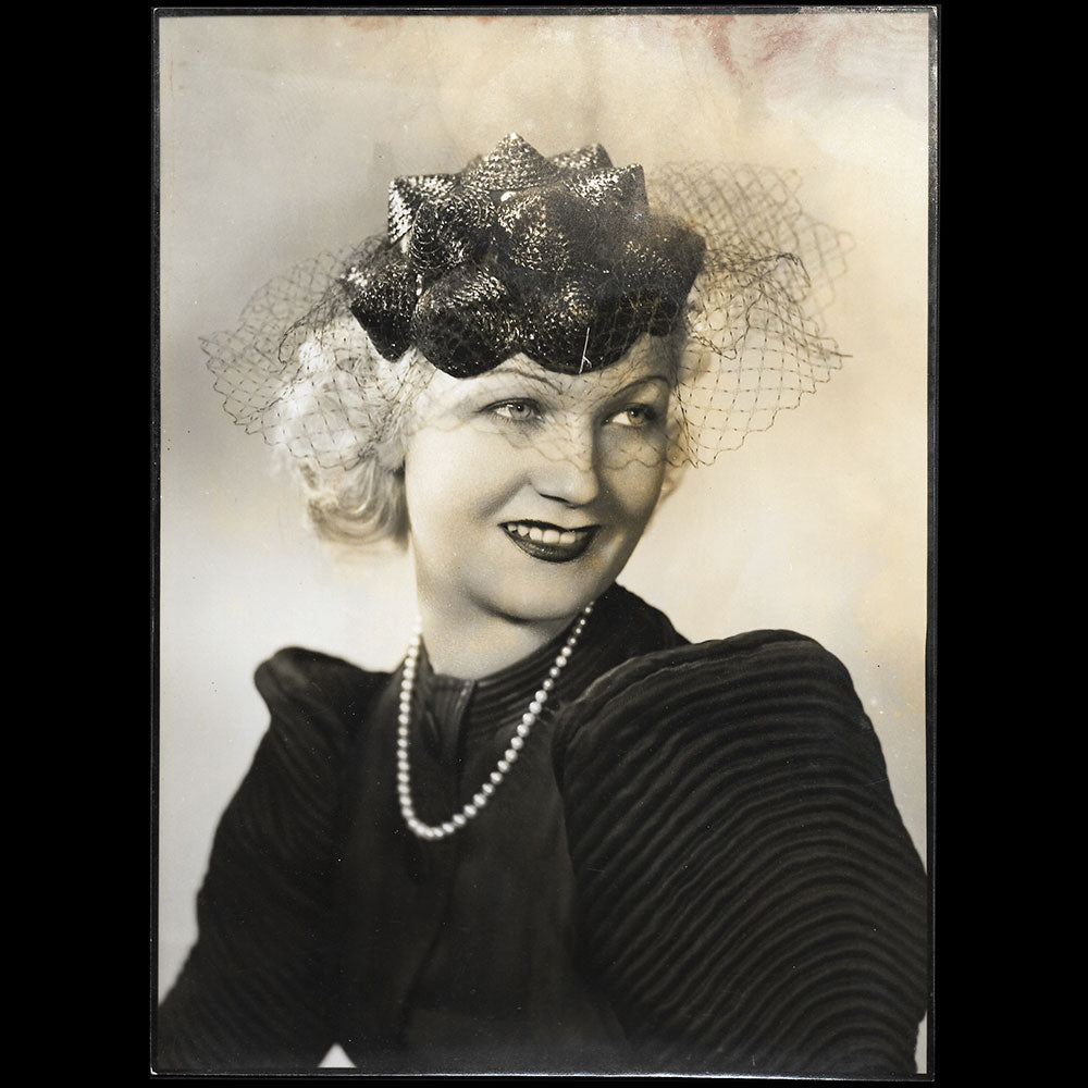 Camille Roger - Chapeau porté par Miss Paris 1935, tirage d'Isabey