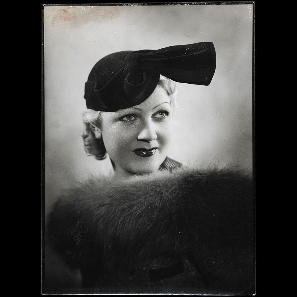 Camille Roger - Chapeau porté par Miss Paris 1935, tirage d'Isabey