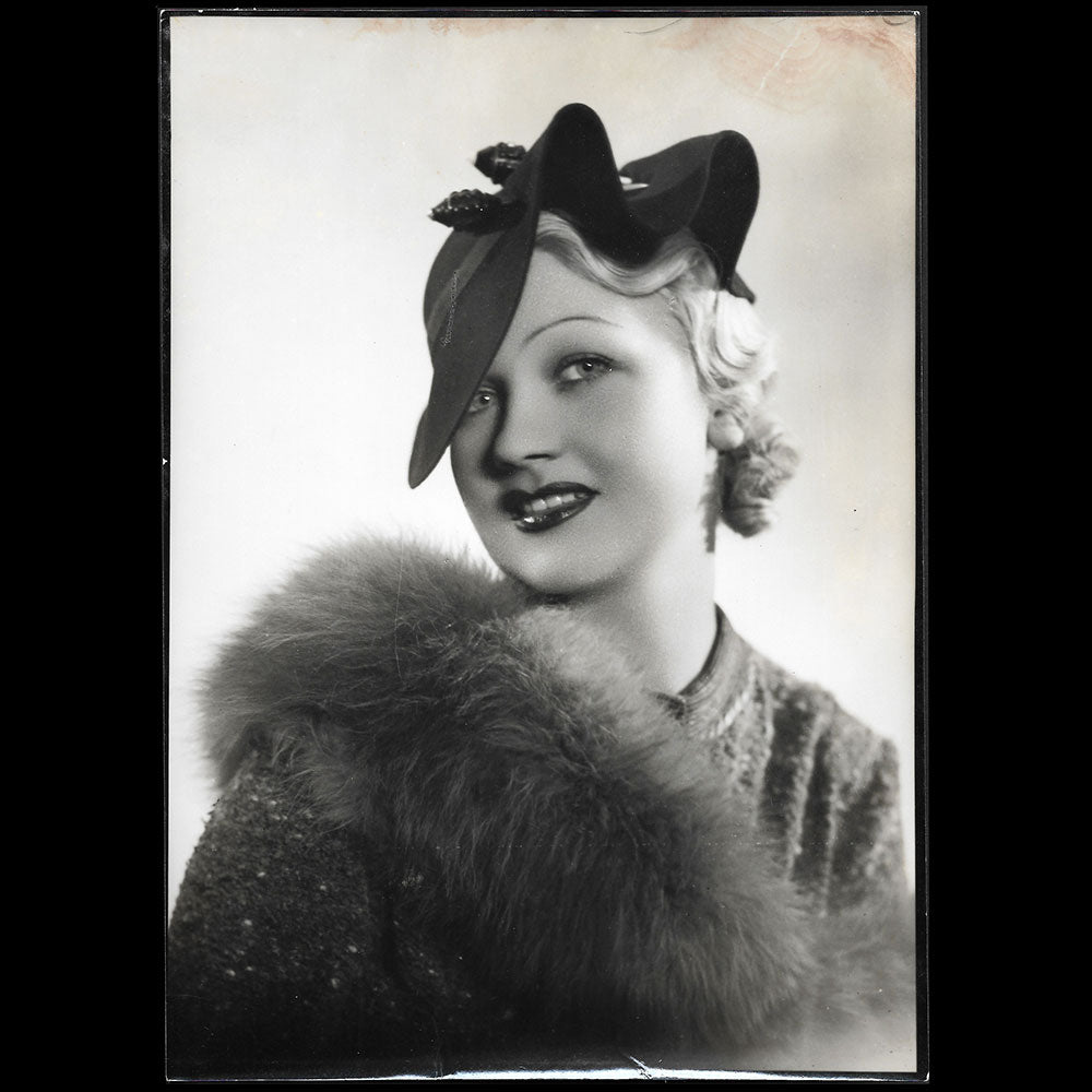 Camille Roger - Chapeau porté par Miss paris 1935, tirage d'Isabey