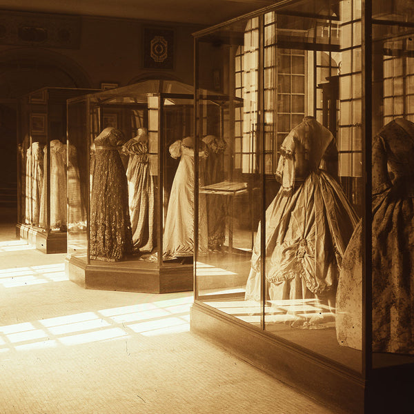 Musée Carnavalet - Salle des Costumes, vue steréoscopique sur plaque de verre (circa 1925)