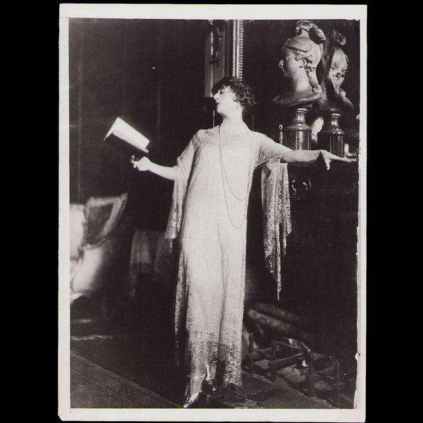 Cécile Sorel posant chez elle vers 1914 (1928)