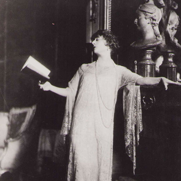 Cécile Sorel posant chez elle vers 1914 (1928)