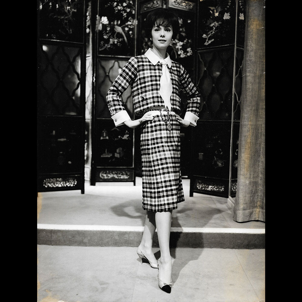 Chanel - Tailleur écossais et ceinture bijou pour le Printemps-Eté 1961