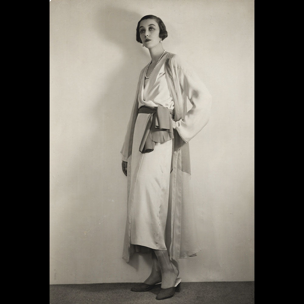 Chantal - Saut du lit, robe portée par la Comtesse Liza Grabbe, photographie de Luigi Diaz (1932)