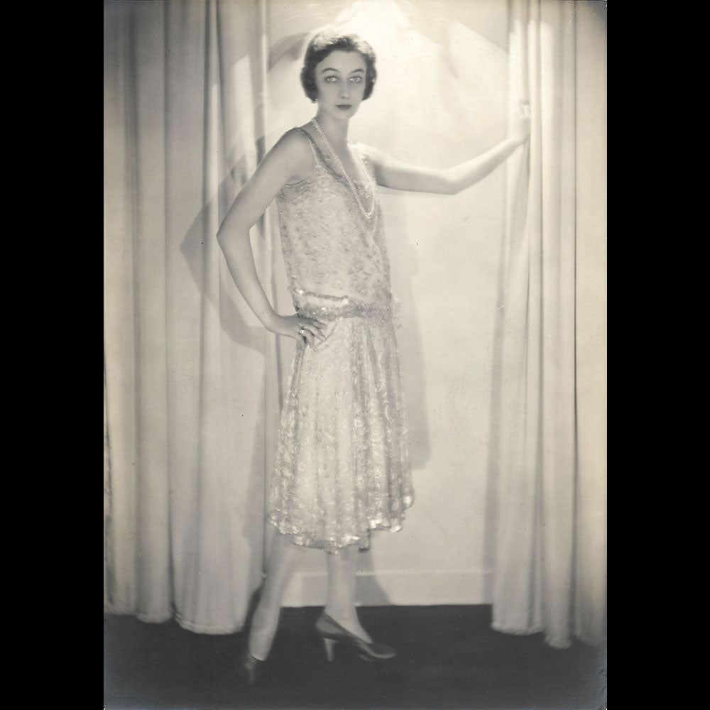 Chantal - Robe brodée portée par la Comtesse Liza Grabbe, tirage de Paul O'Doyé (1926)