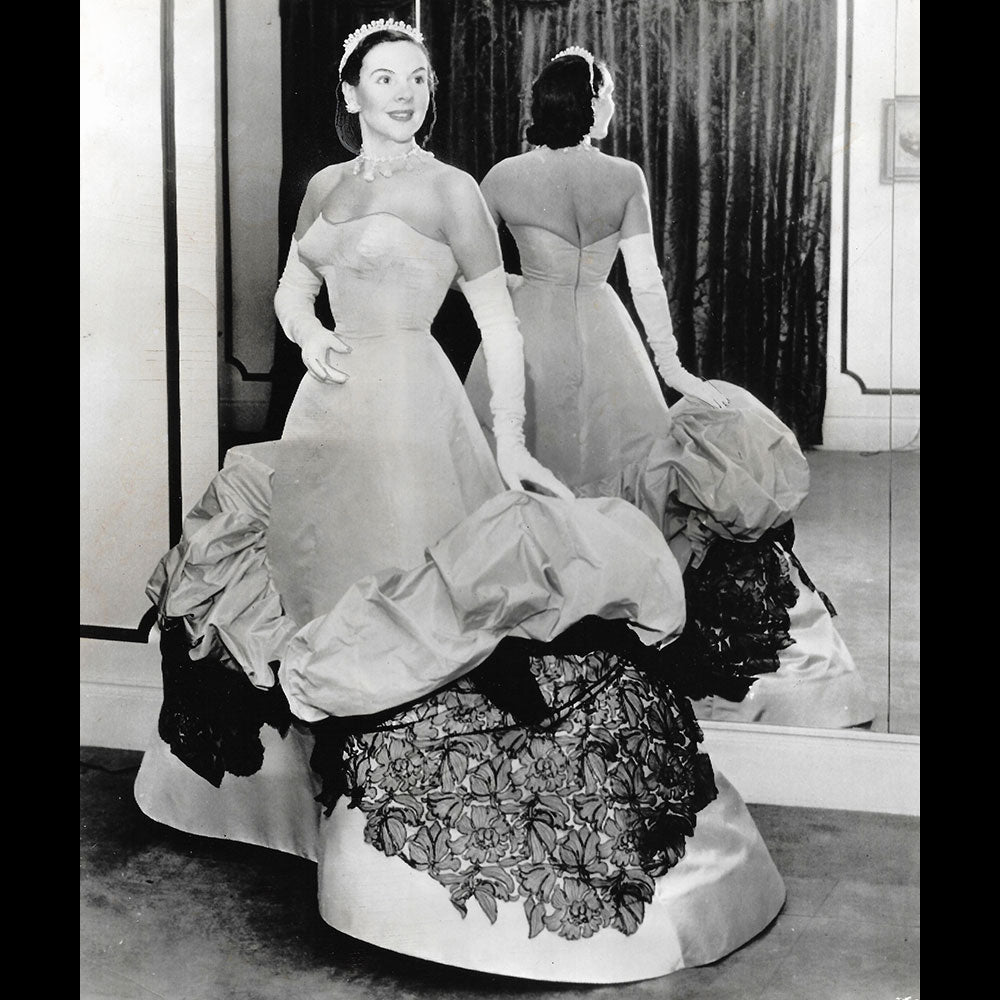 Charles James - Robe banane portée par Mrs Cornelius Vanderbilt Whitney au bal du couronnement (1953)