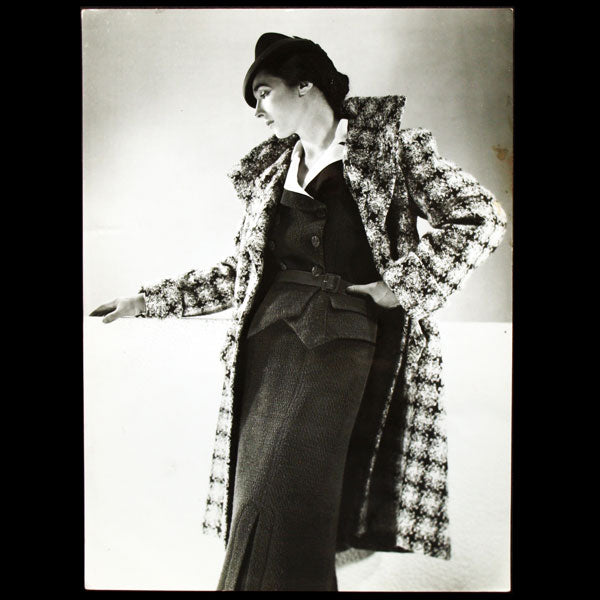 Tailleur et manteau de tweed de Lucien Lelong, chapeau de Suzy, photographie d'époque du studio Deutsch (circa 1935)