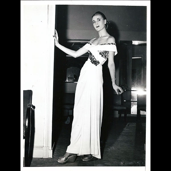Worth - robe du soir en faille blanche brodée de paillettes mauves, violettes et or pour 1946