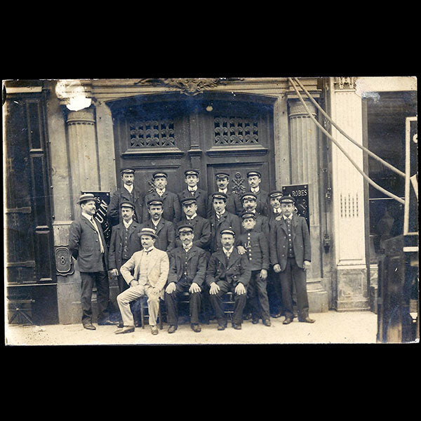 Paquin - Le personnel masculin pose devant la maison de couture, 3 rue de la Paix à Paris (circa 1905-1910)