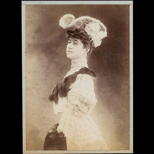 Paquin - Gabrielle Dorziat en robe d'après-midi, photographie de Reutlinger (1904)