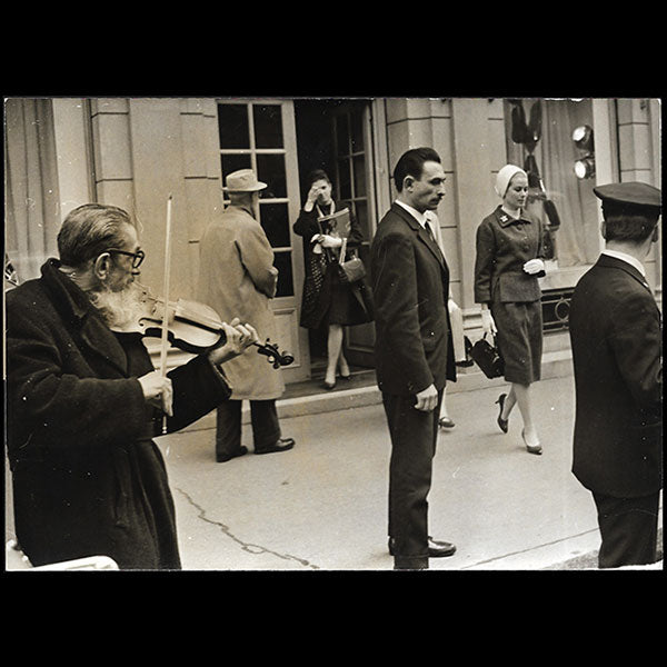 Cristobal Balenciaga - La Princesse Grace de Monaco devant le 10 avenue George V à Paris (1962)