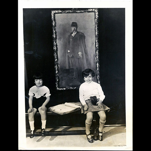 Worth - Gérard et Jean-Jacques Worth posant devant le portrait du couturier Charles Frederick Worth (1927)