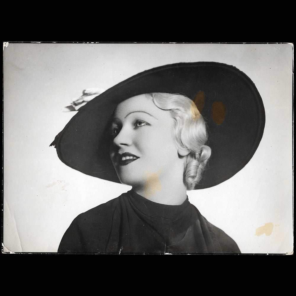 De Decker - Chapeau porté par Miss Paris 1935, tirage d'Isabey