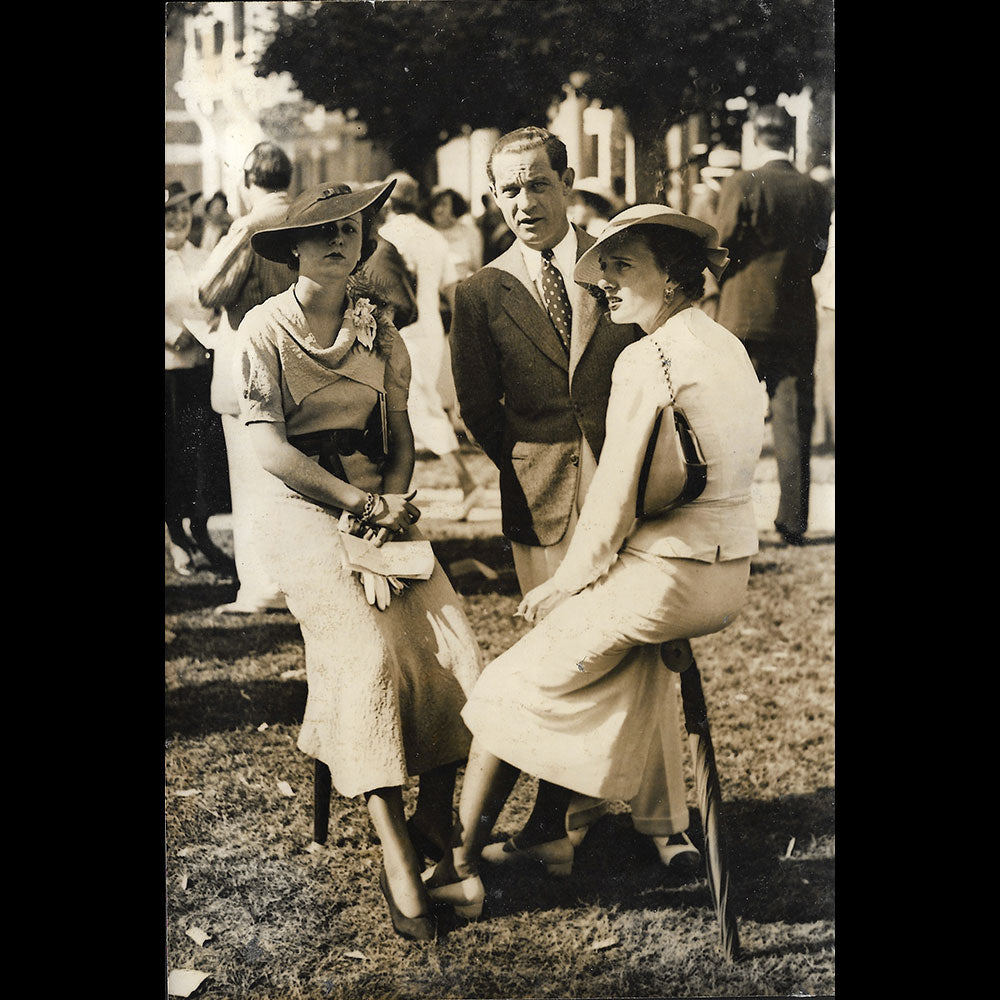 Deux Femmes Elégantes, la mode aux courses à Deauville, photographie de Rol (1935)