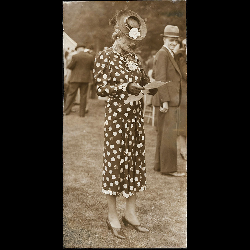 Elégante, la mode aux courses à Deauville, photographie de France Presse (circa 1935)