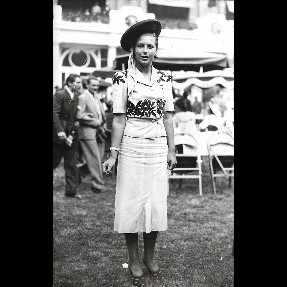 Elégante, la mode aux courses à Deauville, photographie de France Presse (1938)