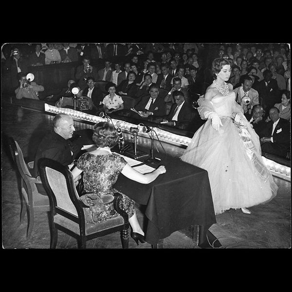 Christian Dior donnant une conférence à la Sorbonne en 1955