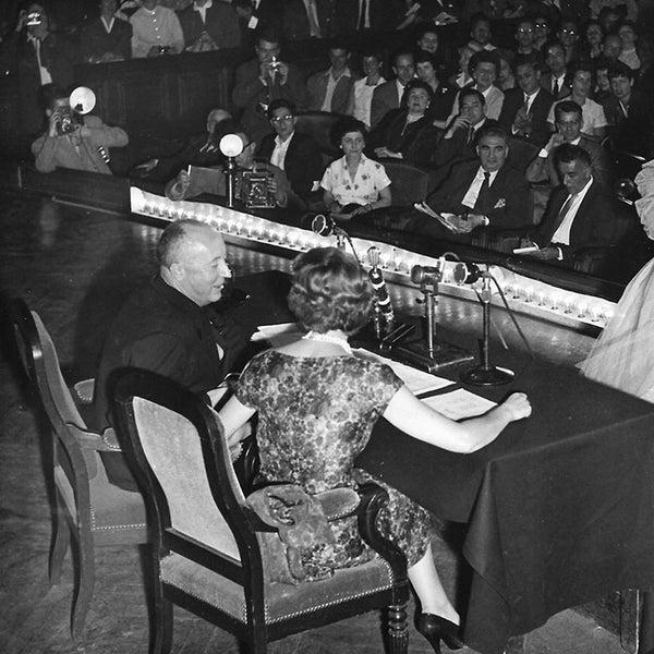 Christian Dior donnant une conférence à la Sorbonne en 1955
