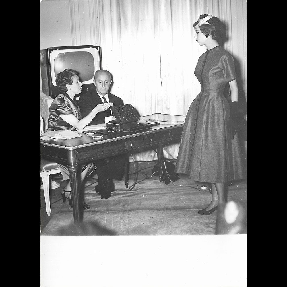 Christian Dior examinant une robe (1950s)