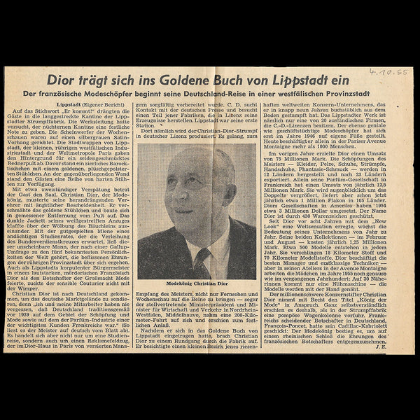 Christian Dior en Allemagne - Dior trägt sich ins Goldene Buch von Lippstadt ein, article de presse du 4 octobre 1955