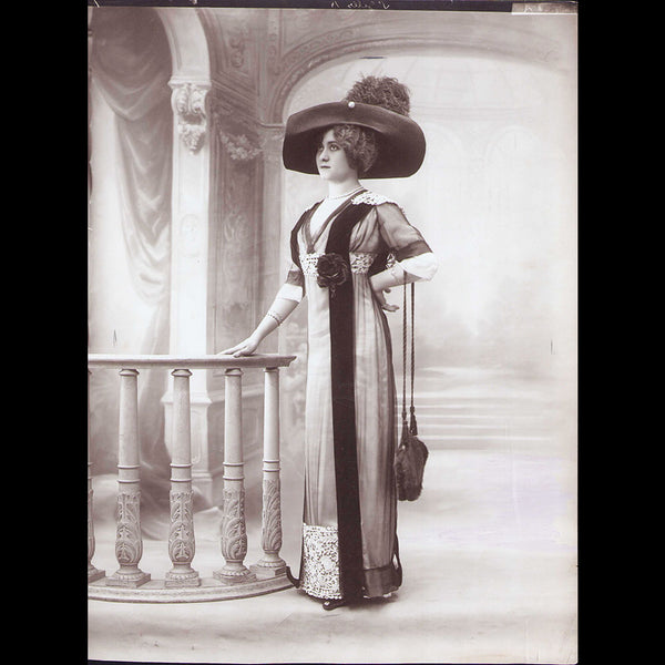 Doeuillet - Robe portée par Mademoiselle Saint Gilles, photographie du studio Felix (1910s)