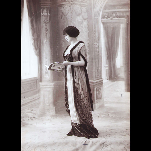 Drecoll - Robe en mousseline brodée chenille, photographie du studio Felix (1912)