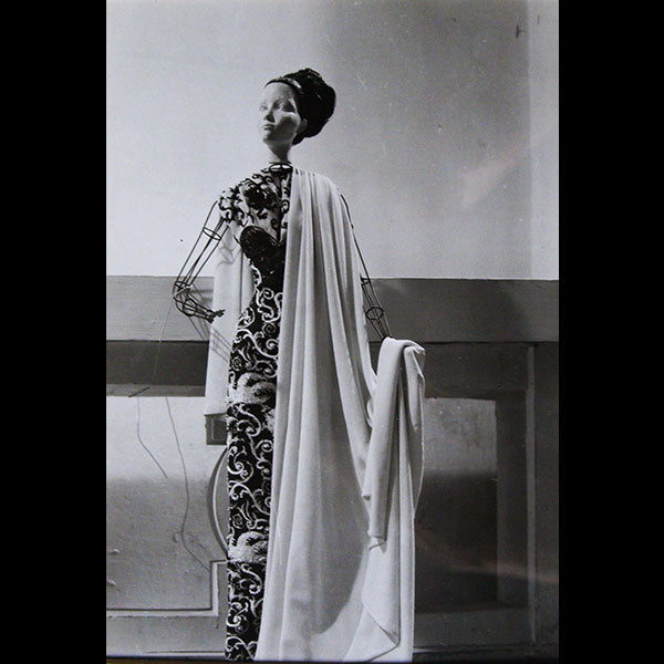 Le Théâtre de la Mode - Robes d'Alix Marcelle Tizeau, décor d'André Arbus, photographies d'Edgar Elshoud (1945)
