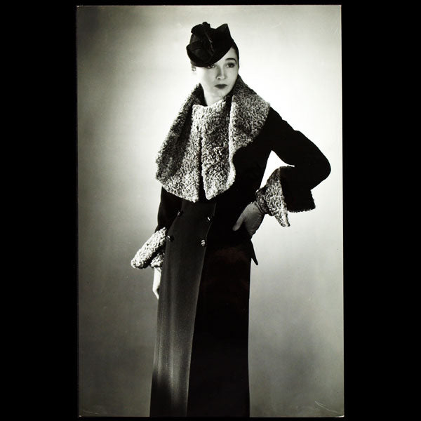 Manteau Incroyable de Lucien Lelong, chapeau de Suzy, photographie d'époque du studio Luigi Diaz (circa 1935)