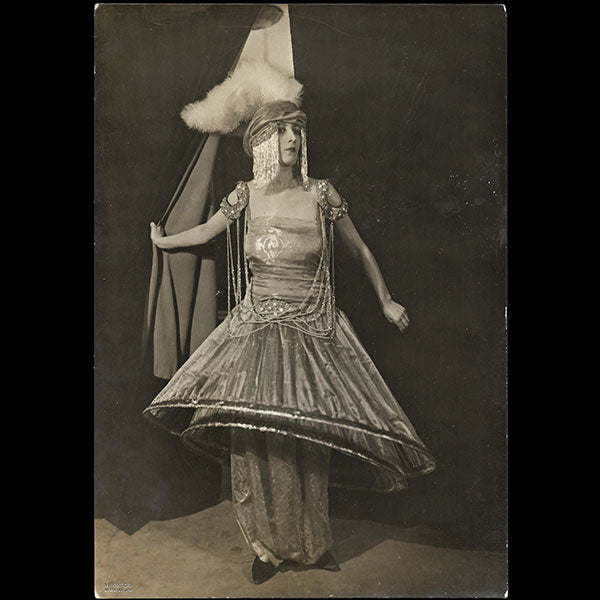 Poiret - Comédienne en costume de scène, photographie de Lipnitzki (1923)